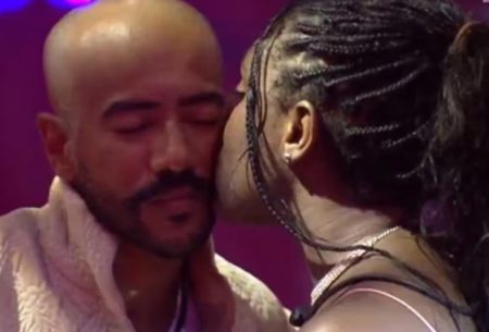 BBB 2023: Sarah Aline e Ricardo vão para debaixo do edredom e impressionam web