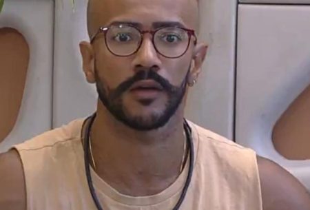 BBB 2023: Ricardo fica animado enquanto dorme e web avisa: “Pensando no Gabriel”