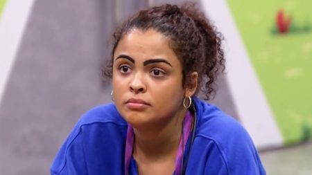 BBB 2023: Paula coloca dedo do pé na boca para roer unha e causa nojo em todos