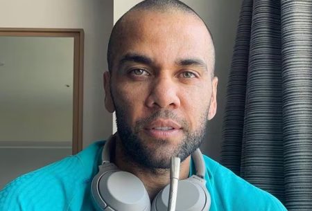 Preso, Daniel Alves tem dívida milionária com o Tesouro da Espanha; veja o valor