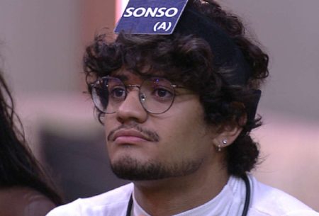 BBB 2023: Gabriel Santana “saboneta” e leva bronca de Tadeu Schmidt ao vivo