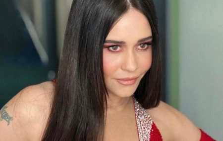 Alessandra Negrini posa sem roupa antes de desfilar em bloco de Carnaval