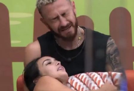 BBB 2023: Larissa dá cotovelada em parte íntima de Fred e youtuber reage