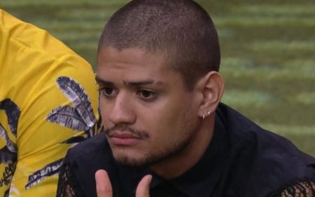 Gabriel Santana fala sobre expor sexualidade no BBB e garante: “Fora do armário”