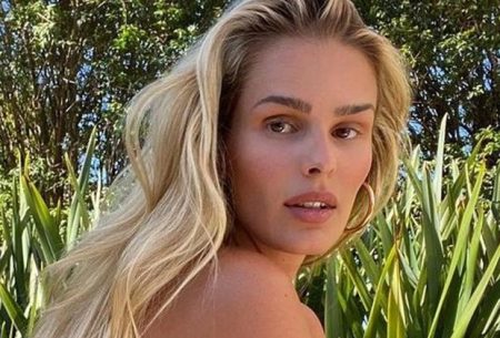 Yasmin Brunet recebe pedido ousado de fã e cogita vender foto na web: “R$ 100 mil, quer?”