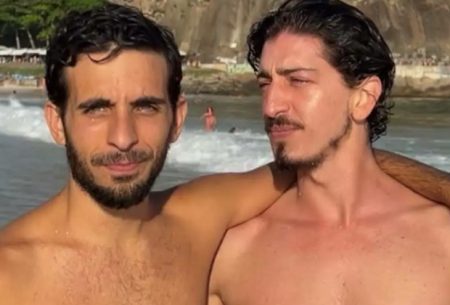 Johnny Massaro reata namoro com melhor amigo após três meses