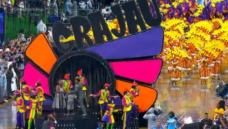 Globo vive drama ao vivo com falha em escola de samba e morde a língua ao antecipar grade