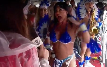 Gretchen rebola muito em cima de trio e deixa repórter da Globo incomodada com atitude