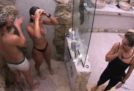 BBB 2023: Fred toma banho de cueca branca e Bruna dá apelido ousado sobre dote do youtuber