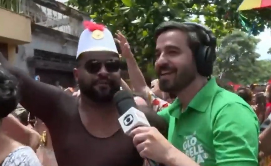 Folião agarra repórter da Globo, solta cantada e causa constrangimento ao vivo