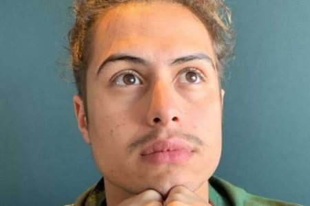 Irmão de Rafael Vitti surge em foto dormindo no meio fio, é criticado e toma atitude