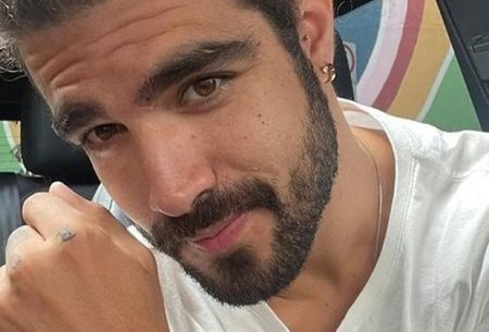 Caio Castro e namorada protagonizam cena quente em público