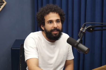 Vaza imagem de piloto do Programa Livre, no SBT, e detalhe chama a atenção