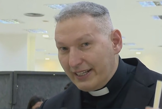 Padre Marcelo Rossi chora ao vivo na Globo após atitude inesperada com repórter