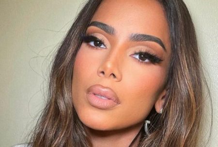 Anitta é flagrada aos beijos com cantor bissexual e cena viraliza na web