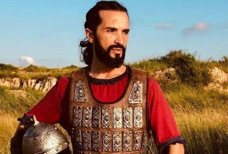 Mãe de ator da Record desaparecido há 40 dias surge no SBT e implora por socorro