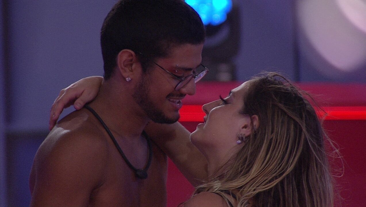 BBB 2023: Gabriel Santana insiste em beijo de Bruna Griphao e produção toma atitude