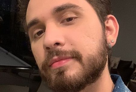 Gustavo Mioto é flagrado aos beijos com cantora sertaneja