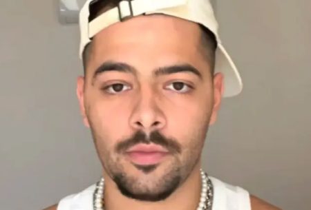 Pedro Sampaio faz plateia delirar ao assumir sexualidade durante show