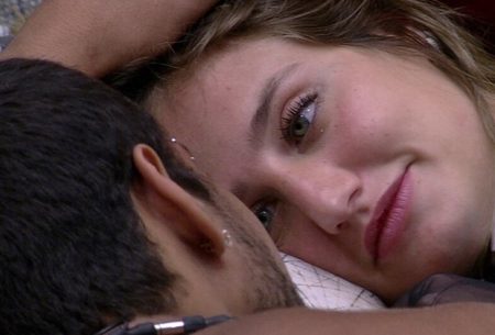 BBB 2023: Gabriel Santana dá presente inesperado a Bruna Griphao e web não perdoa