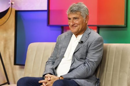 Record provoca Globo, acerta contrato tampão com Cleber Machado e escanteia narrador