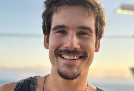 Nicolas Prattes volta a falar sobre volumão em sunga branca: “Pra ser visto”