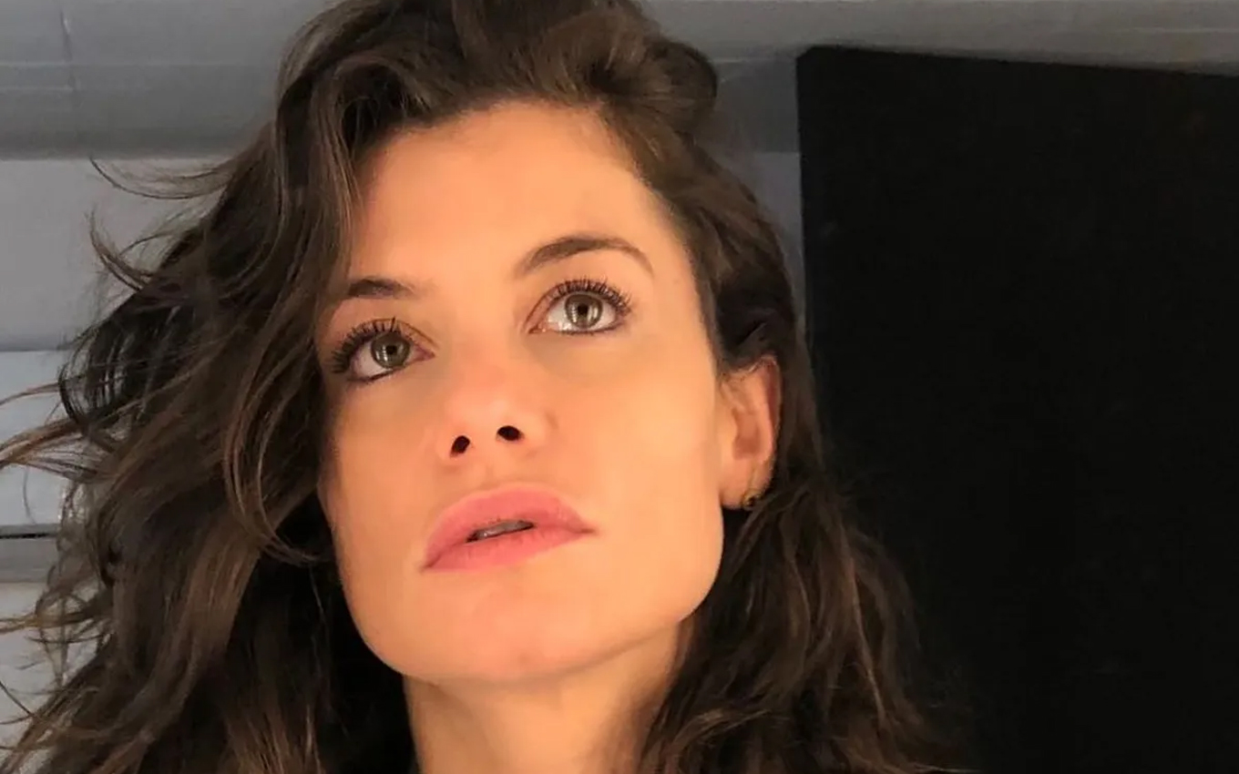 Alinne Moraes aceita convite da Globo para viver heroína em nova novela
