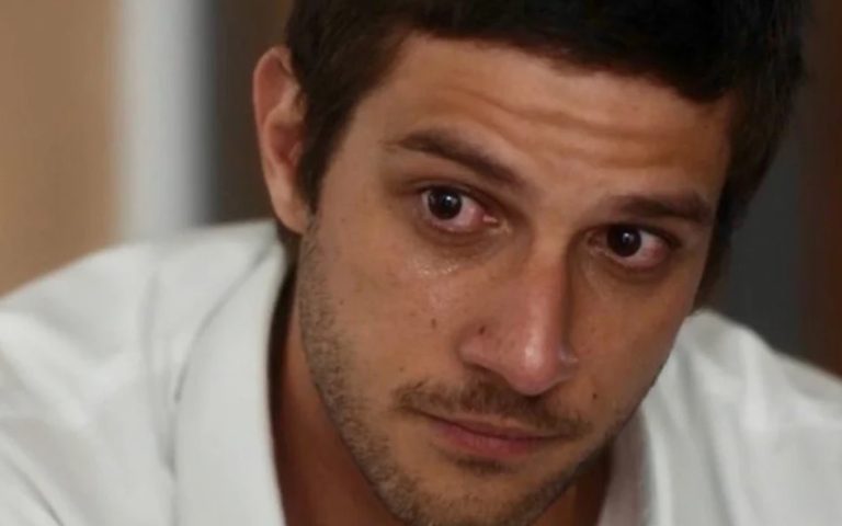 Ari (Chay Suede) em Travessia