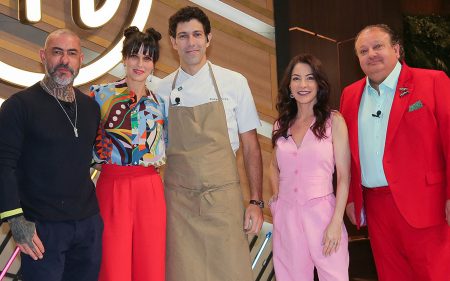 Substituto de Henrique Fogaça aparece com o elenco do MasterChef Brasil