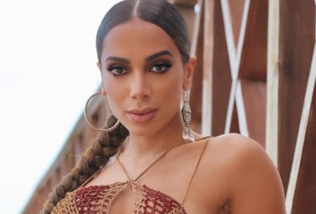 Anitta celebra aniversário em teatro do sexo e vídeos do momento são expostos