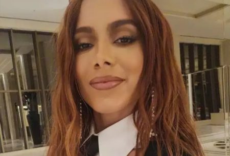 Anitta vira meme ao atender fãs na Globo: “Parece que está passando compras”