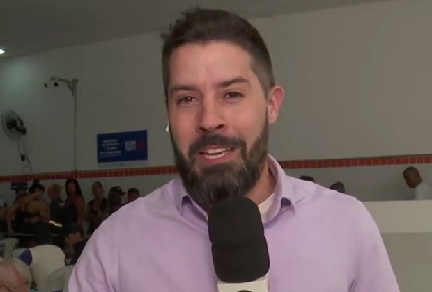 Repórter da Globo quebra protocolo e chora muito ao vivo ao falar de colega morto