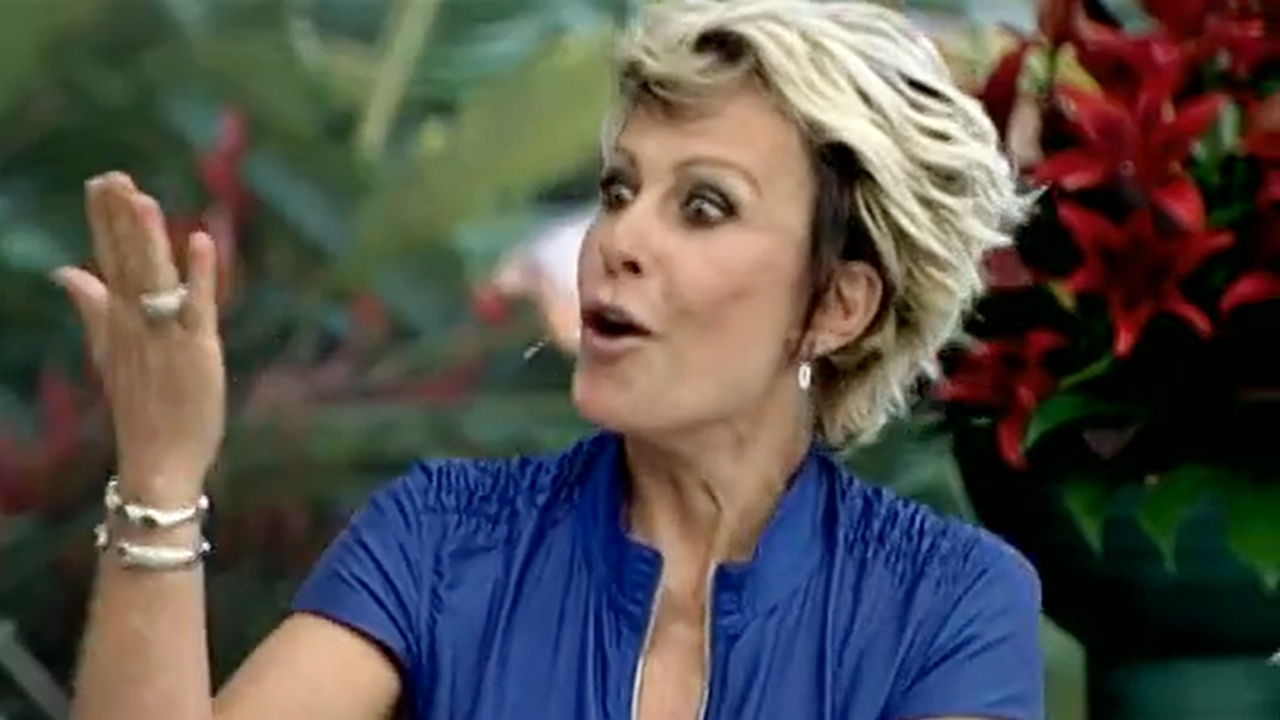 Ex-BBB enlouqueceu, tirou a roupa ao vivo na Globo e deixou Ana Maria Braga desesperada