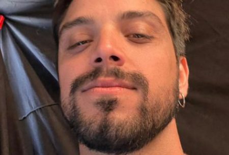 Rodrigo Simas passa por mudança drástica no visual e é detonado na internet