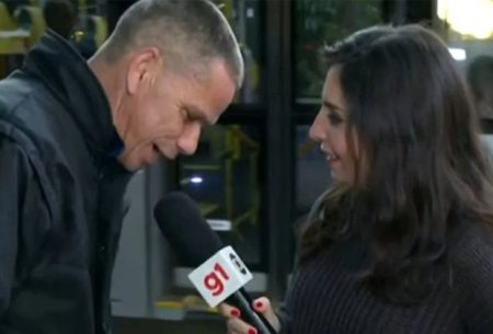 Repórter da Globo é surpreendida com declaração ao vivo e fica sem graça