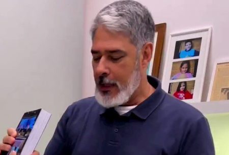 William Bonner ganha presente que causou polêmica com Lula e revela emoção: “Importância histórica”