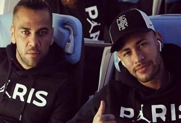 Amigo próximo de Neymar toma atitude com Daniel Alves e deixa web chocada