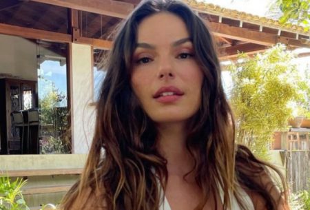 Isis Valverde impacta seguidores ao ostentar corpo impressionante e é comparada à atriz