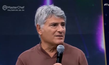 No Faustão, Cleber Machado relembra como descobriu a morte do pai e não segura a emoção