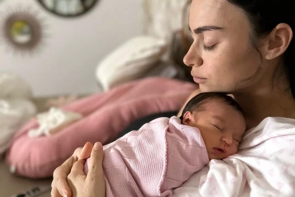 Thaila Ayala surge às lágrimas ao relatar desafios com filha recém-nascida: “Dói muito”