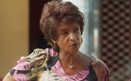 Vai na Fé: Marlene flagra Jenifer em momento inesperado e dispara: “Larga a mão”