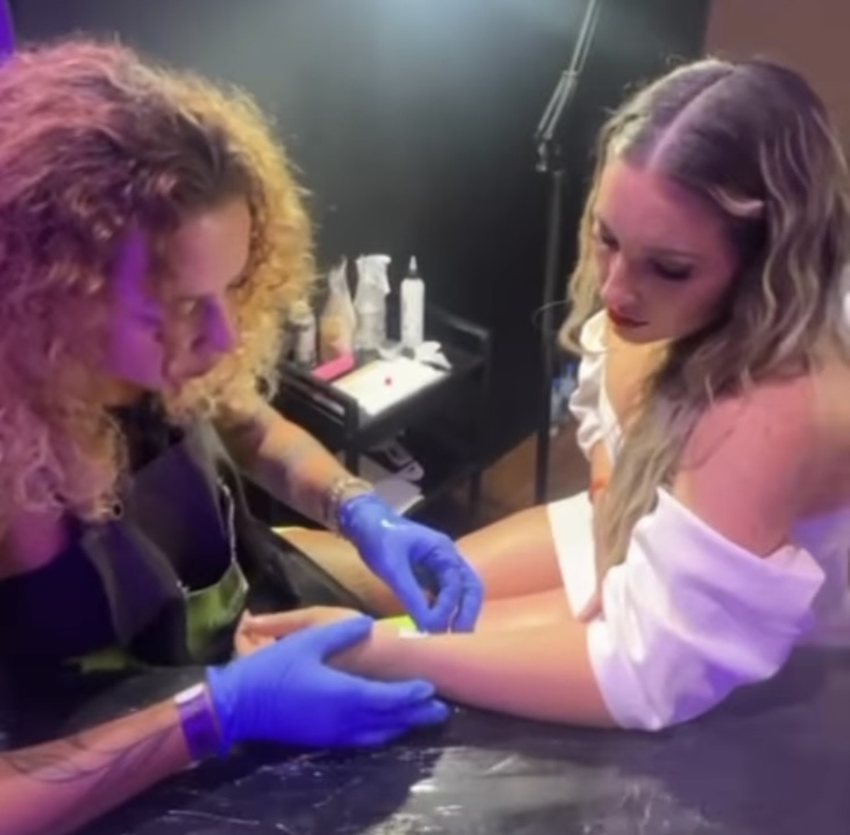 Amanda Meirelles tatuando