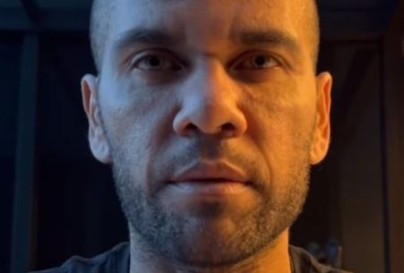 Daniel Alves é atacado por detentos em presídio e alvo de xingamentos