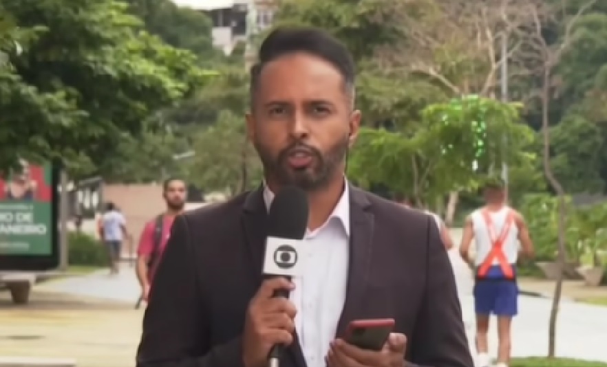 Repórter da Globo é surpreendido por grito de militares ao vivo e tem reação incrível