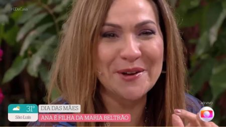 Maria Beltrão não segura a emoção ao receber homenagem da filha no É De Casa
