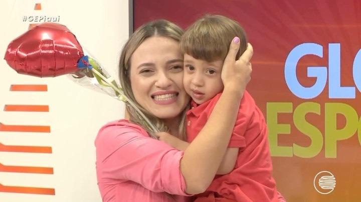 Apresentadora da Globo não segura a emoção ao ser surpreendida pelo filho ao vivo