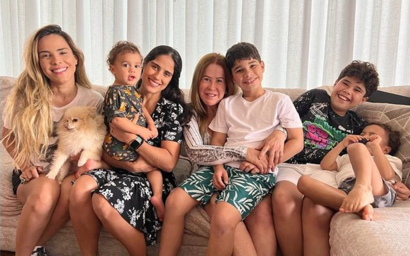 Zilu Camargo com as filhas e netos