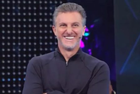 Luciano Huck quebra protocolo da Globo, cita canal erótico e fica sem graça