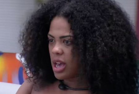 Ex-BBB Marvvila vira chacota ao escolher look polêmico para festa