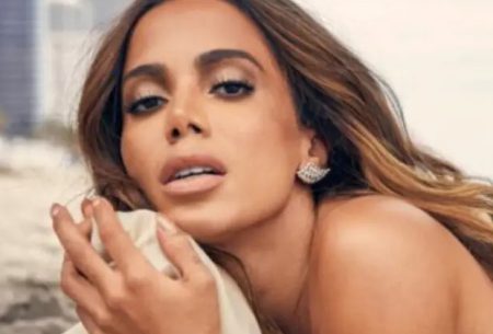Anitta relata experiência sexual com amiga e detalha momento íntimo
